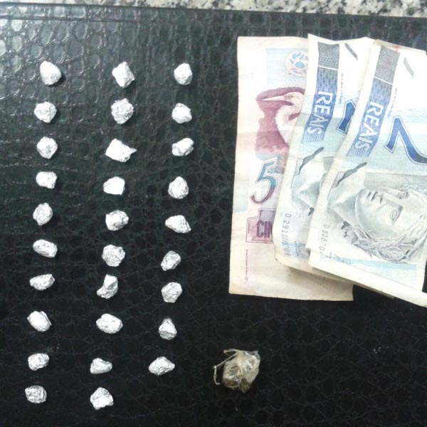 Homem tenta fugir pulando quintais e telhados, mas é preso pela PM