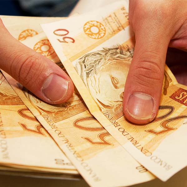 Antecipação da PLR dos bancários movimenta economia regional