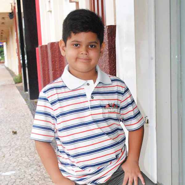 Felipe posa para fotos com novidades do Planeta Kids