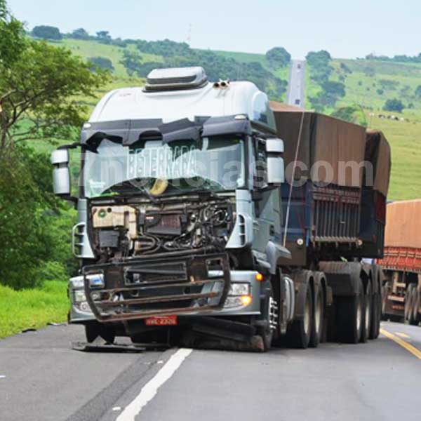 Pista escorregadia faz carretas colidirem na rodovia Paraguaçu/Quatá