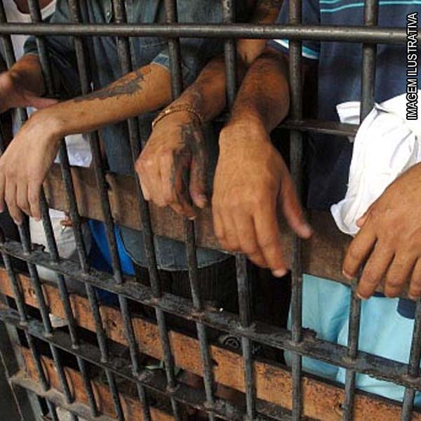 Rapaz desfere socos e pontapés em sua companheira e acaba atrás das grades