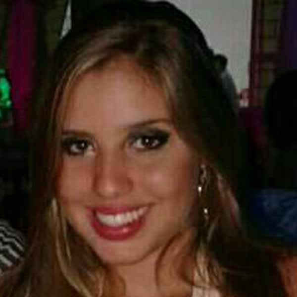 Caroline Garms apaga 18 velinhas nesta terça-feira