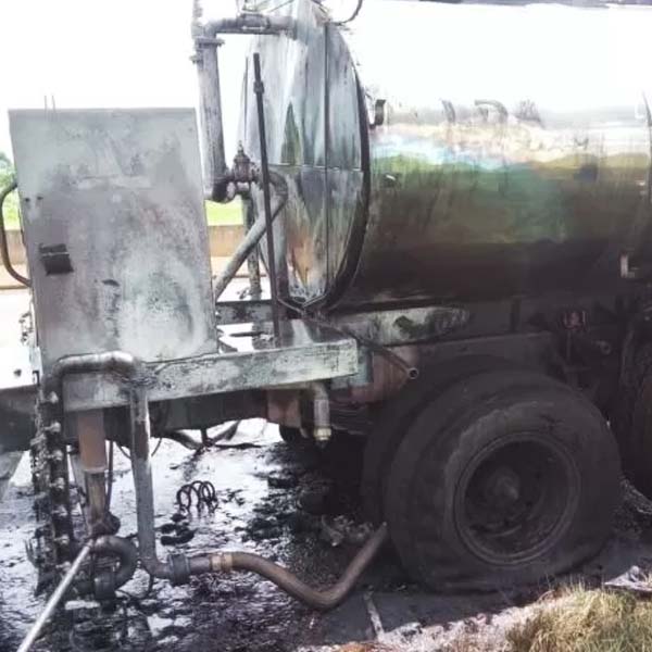Caminhão pega fogo na rodovia Raposo Tavares em Assis