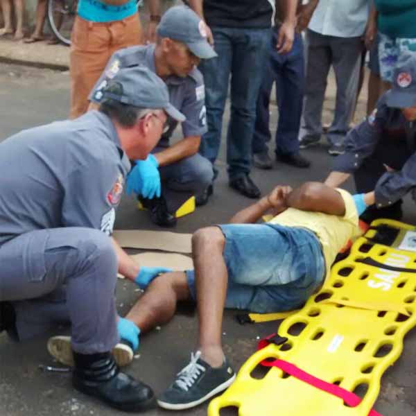 Ciclista 'fecha' motociclista e causa acidente na Murilo Macedo