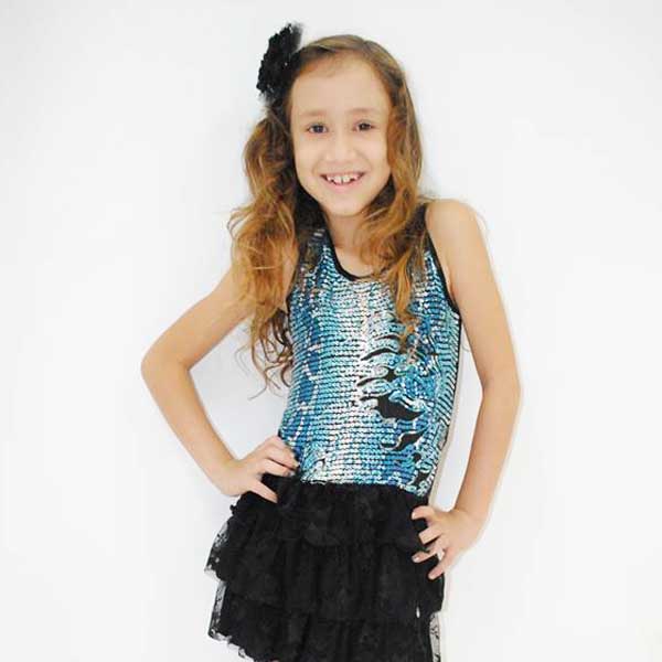 Cheia de charme, Manuella Liz faz poses com a nova coleção do Planeta Kids