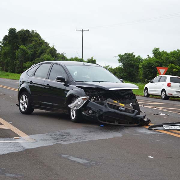 Seis pessoas ficam feridas em acidente entre carros no trevo da Roseta