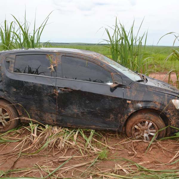 Motorista perde controle da direção e carro capota várias vezes em vicinal de Paraguaçu