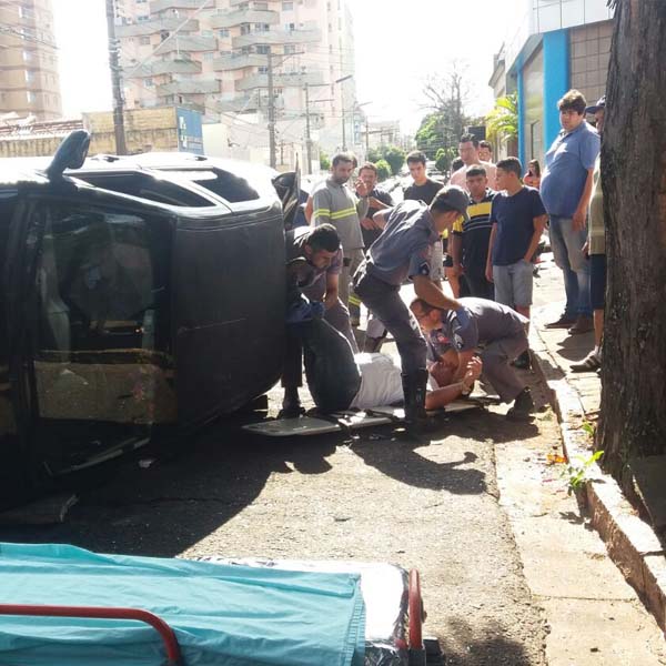 Carro tomba em colisão no centro de Assis