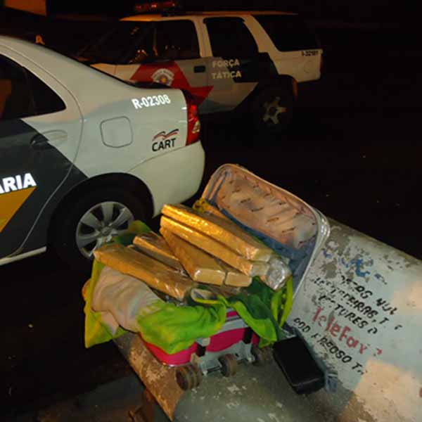 Tabletes de maconha são encontrados em bagagem de mulher em Assis