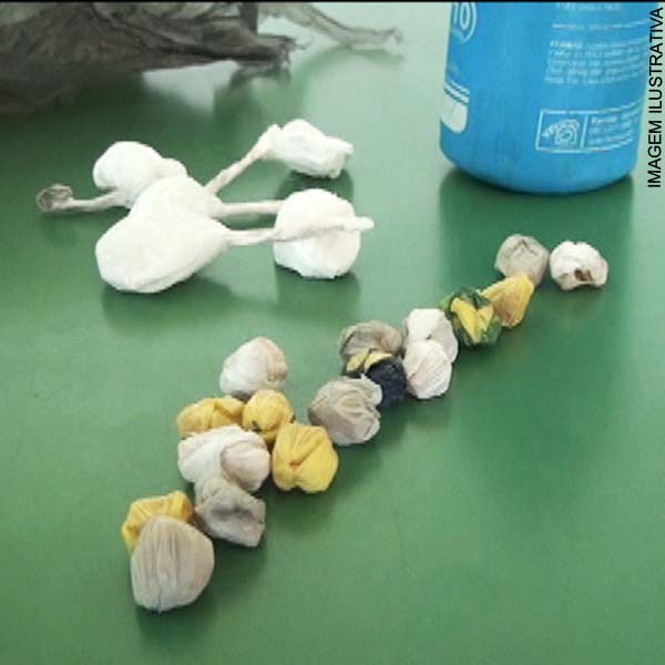 Jovem é preso em campo de futebol com porções de drogas e dinheiro