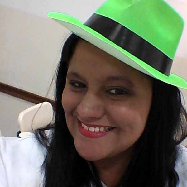 Elaine Paião apaga velinhas nesta quinta-feira