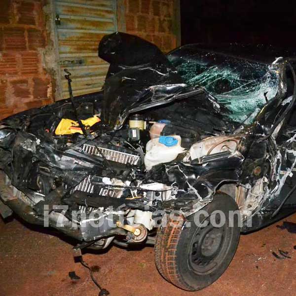 Motorista fica ferido ao colidir contra carreta que saia do Posto Brumado