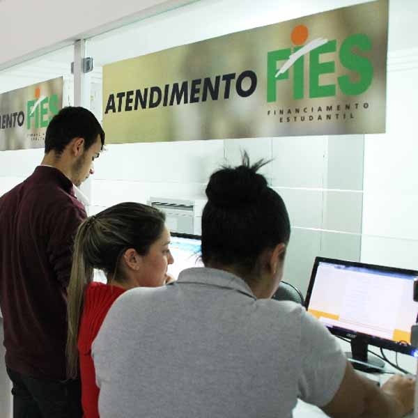 MEC adia prazo de renovação do FIES