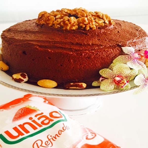 Bolo de chocolate com frutas secas