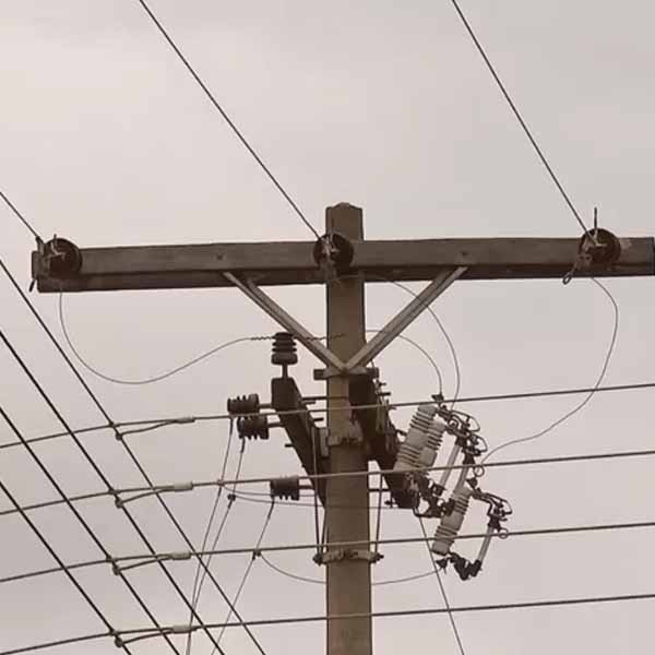 Homem é encontrado morto enroscado em poste de energia em Bauru