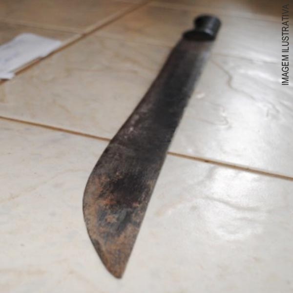 Homem é detido após ameaçar familiares com facão em Assis