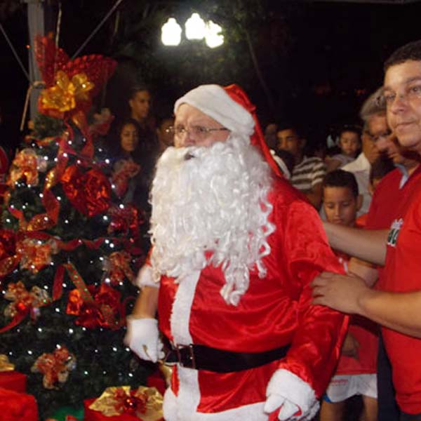 Chegada do Papai Noel lota a Avenida Paraguaçu