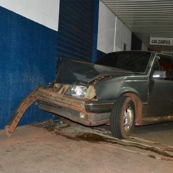 Carro invade calçada e colide em porta de loja na Av. Siqueira Campos