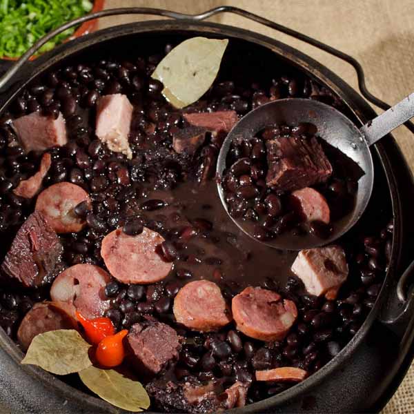 Saboreie uma deliciosa feijoada no almoço desta quarta-feira no Brumado Restaurante