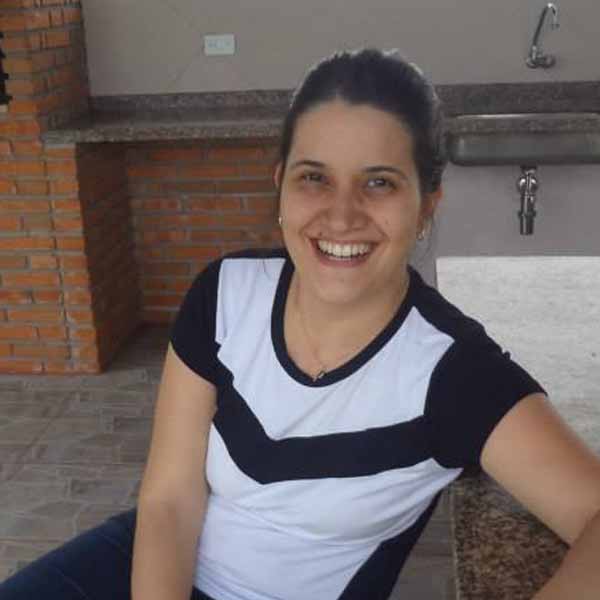 Ana Carolina apaga velinhas