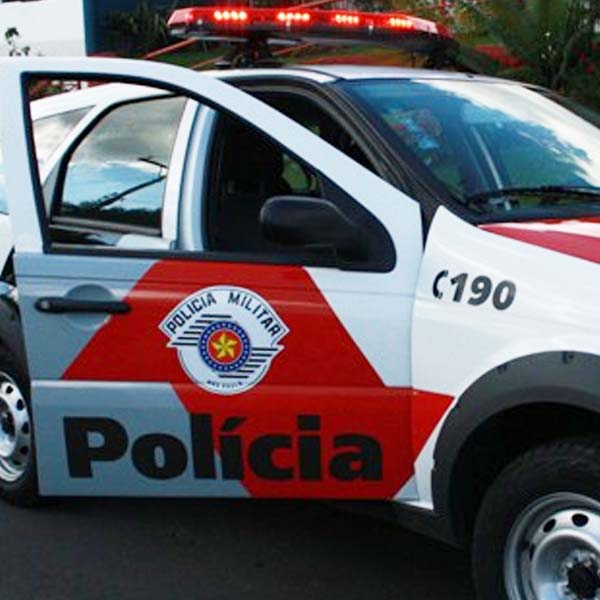 Em revista à procura de  drogas, policial é atingido na cabeça por caneca
