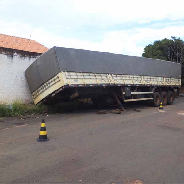 Asfalto cede e faz carreta tombar na Murilo Macedo