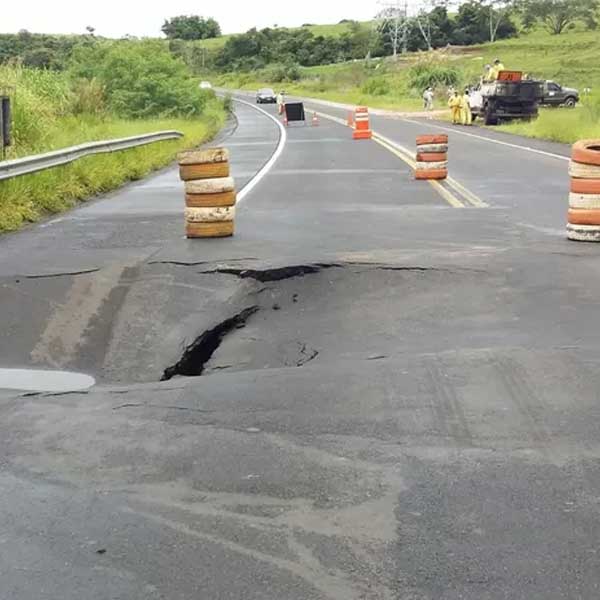 Rodovias da região de Marília são interditadas após forte chuva