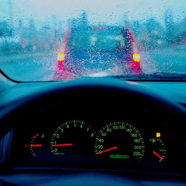 Em período de chuva, motorista deve ficar atento ao vidro embaçado do veículo