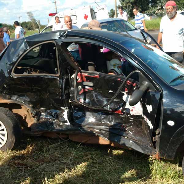 Carros colidem em rodovia e deixa motorista presa às ferragens