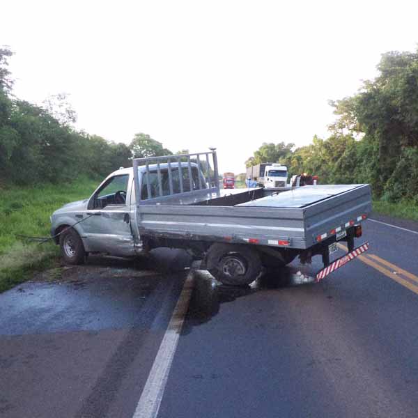 Em tentativa de evitar acidente, caminhonete colide lateralmente com carreta