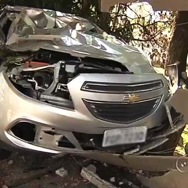 Idosa perde controle do carro e atinge veículo e hotel em Marília