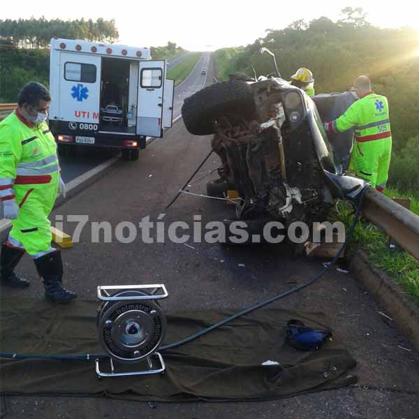 Jovem sem cinto de segurança morre após carro capotar em Maracaí