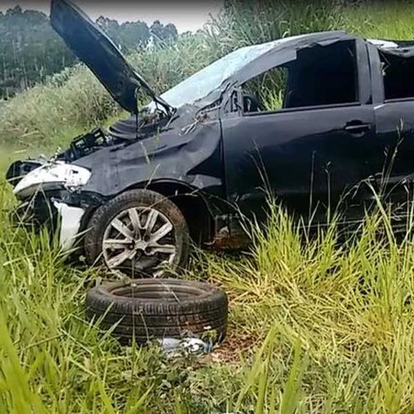 Carro capota em rodovia de Garça e duas pessoas ficam feridas