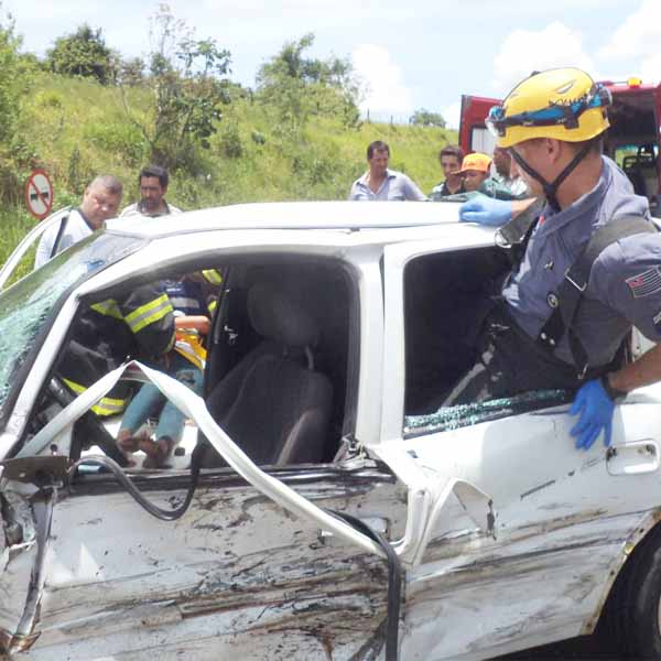 Motorista dorme ao volante e colide contra carro com mulher grávida