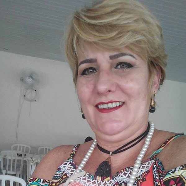 Rosângela Heidechen apaga velinhas