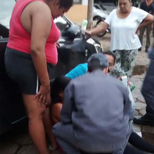 Motorista não respeita sinalização e colide em motociclista que fica ferida