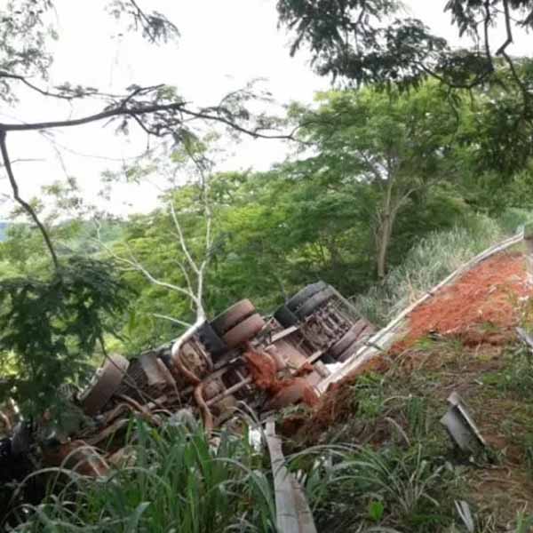 Carreta tomba na rodovia Rachid Rayes em Echaporã