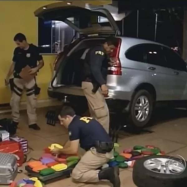 Casal é preso transportando drogas com filha de 11 anos no carro
