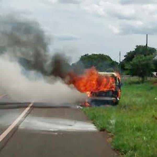 Vazamento de combustível provoca incêndio em Kombi de transportadora
