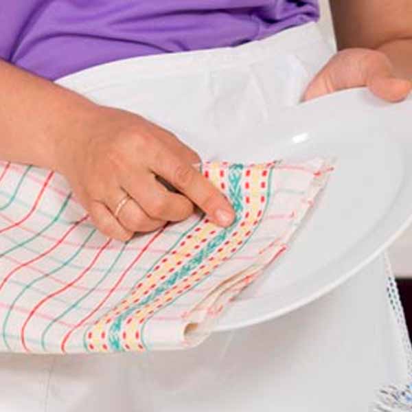 O que é mais higiênico: enxugar a louça com pano ou deixá-la secar naturalmente?
