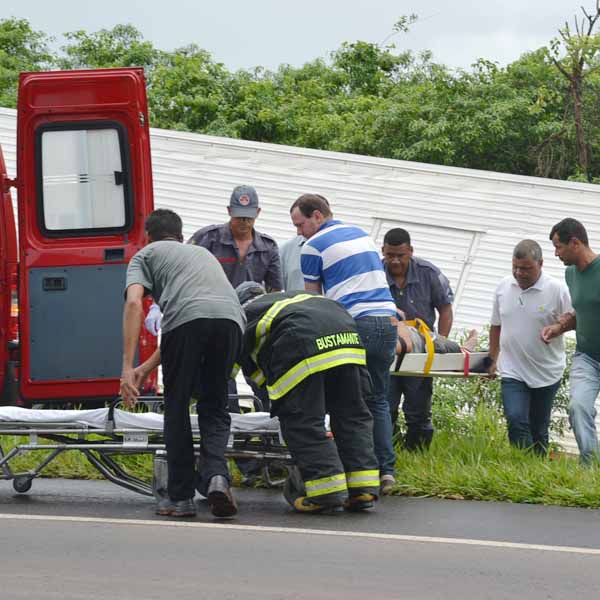 Três pessoas ficam feridas após caminhão colidir em barranco na rodovia Paraguaçu/Quatá