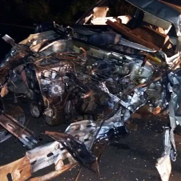 Motorista fica gravemente ferido em acidente que deixou carro destruído em Assis