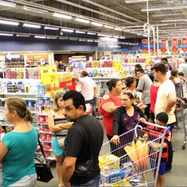 Fechamento do Walmart provoca correria em busca de promoções