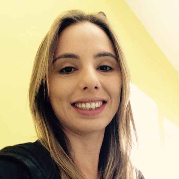 Isabela Ponte apaga velinhas nesta segunda feira