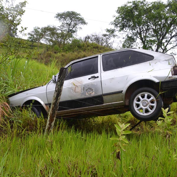 Carro fica 'pendurado' em cerca após motorista perder o controle da direção