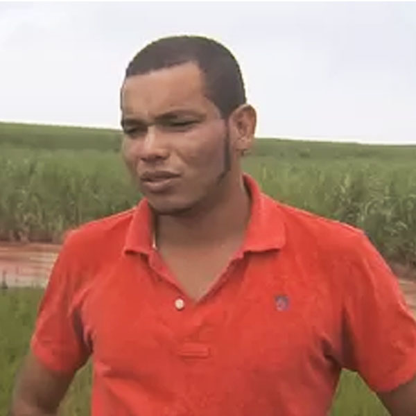 Homem escapa pela janela após carro ser 'engolido' por cratera em Borá