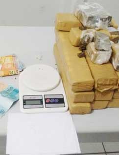 PM prende quadrilha com 12 kg de maconha na região