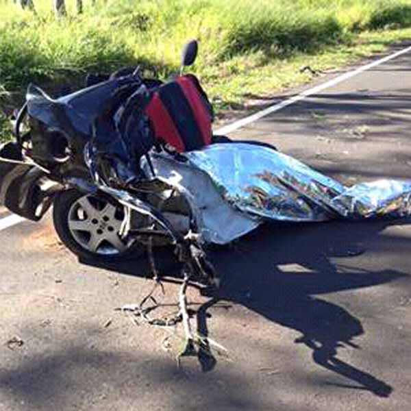 Acidente parte carro ao meio e mata duas pessoas próximo a Marília