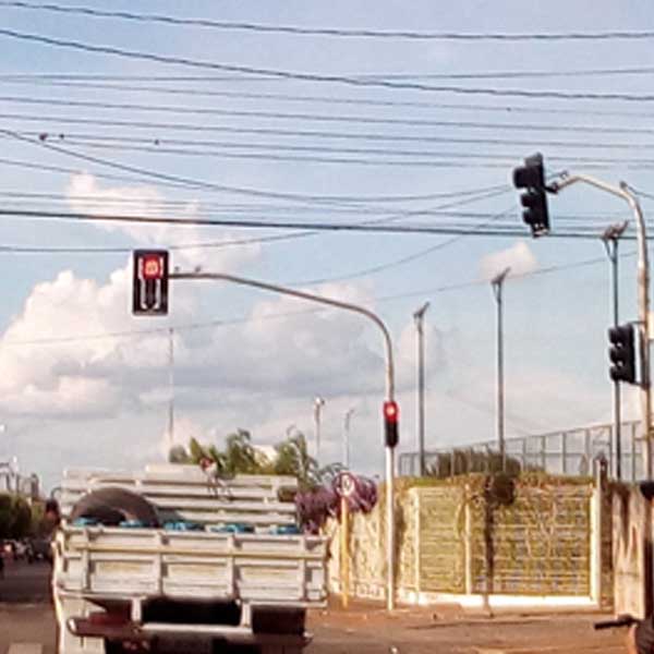 Novo semáforo da Av. Brasil já está funcionando