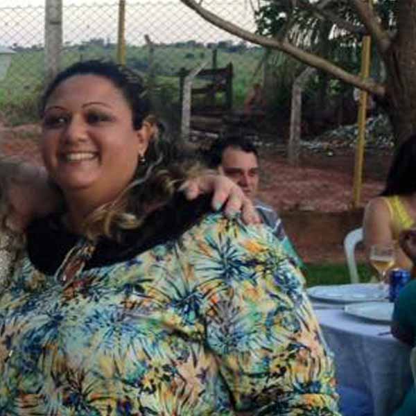 Viviane Moreira apaga velinha hoje